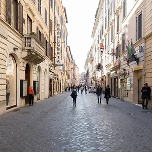 via-frattina-spanish-steps-luxury-flat-11-people.it-romehotels.com/